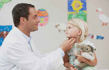 Доктор осматривает ребенка